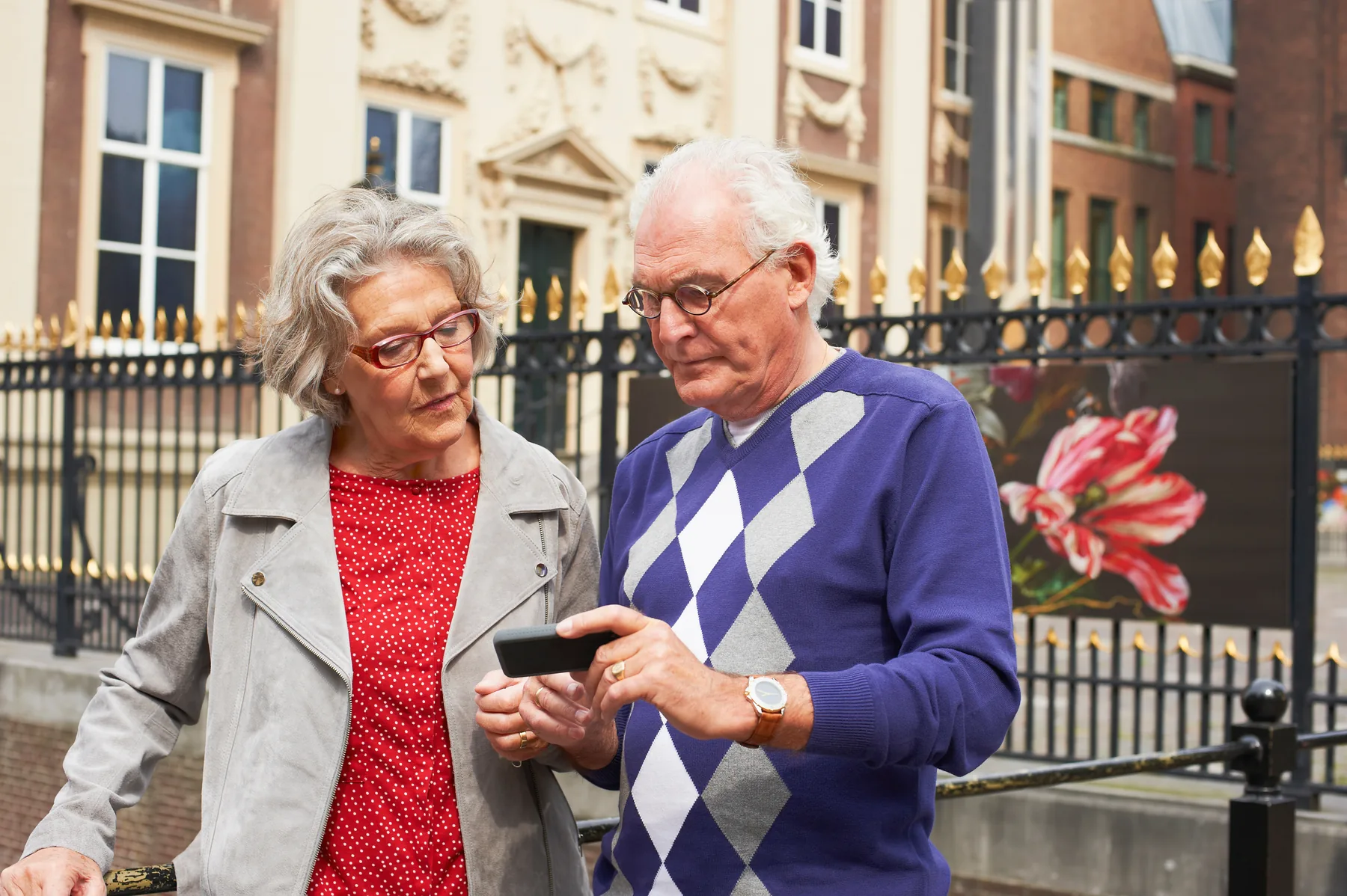 Ouder stel wandelt samen door de stad